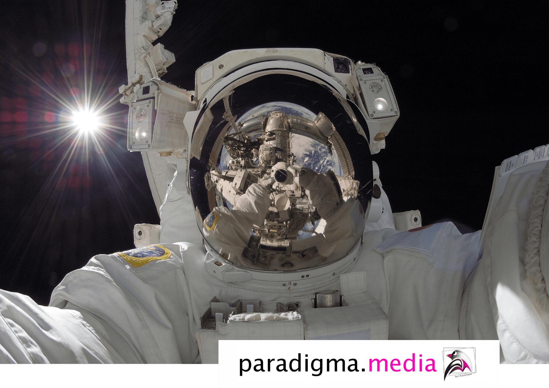 Paradigma.media werbung Berlin Astronaut Atronaut Spiegelschutzfole